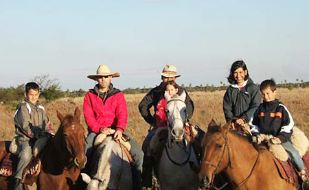 Jennys zu Pferd auf einer Estancia